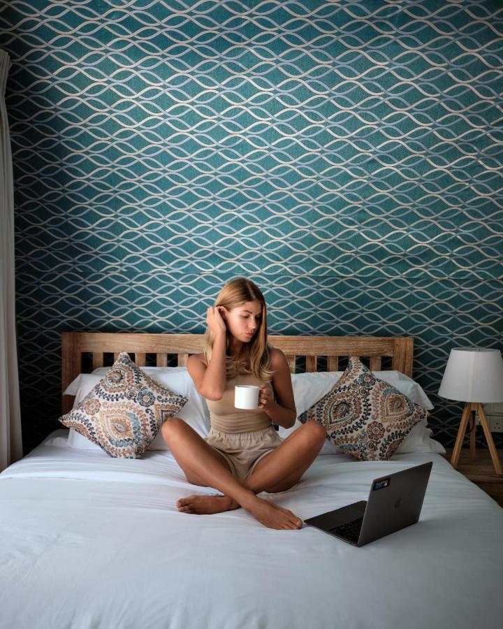 Nivadoo Resort Sigiriya Eksteriør bilde A woman sitting on a bed