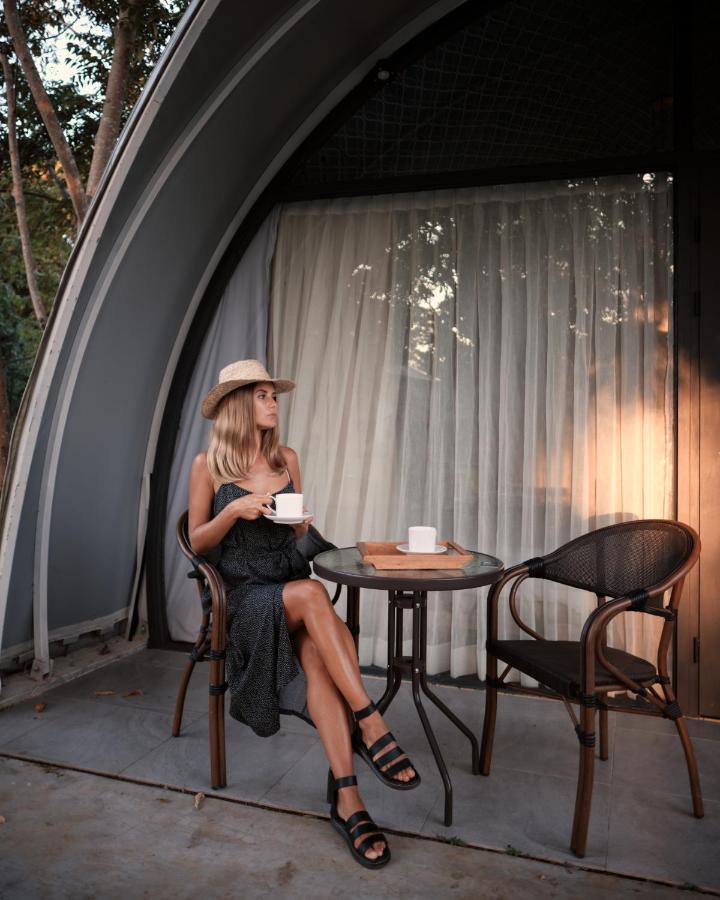 Nivadoo Resort Sigiriya Eksteriør bilde A woman drinking coffee